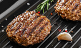 Gi grillburgeren et litt annet selskap i burgerbrødet som du baker selv