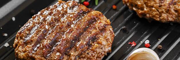 Gi grillburgeren et litt annet selskap i burgerbrødet som du baker selv