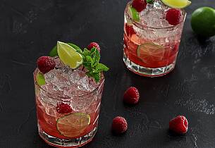 Slik lager du bringebær mojito