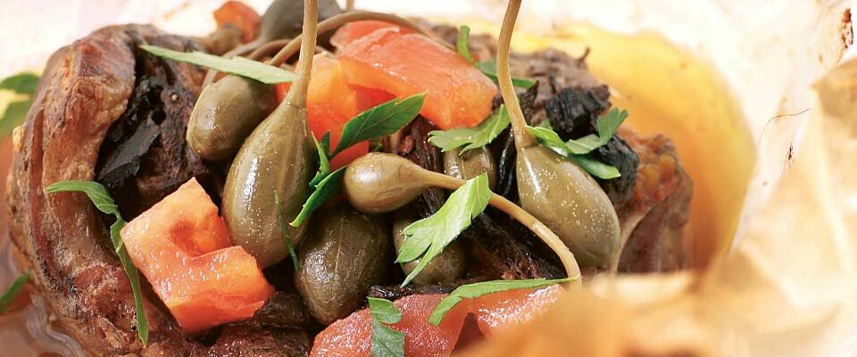 Når du lager pakker med kjøtt, tomat og ansjos blir smaken ekstra god