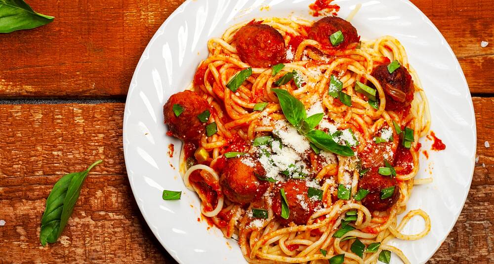 Pasta med tomatsaus og kjøttboller