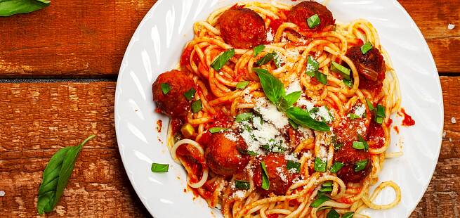 Pasta med tomatsaus og kjøttboller