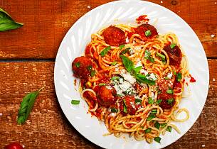 Pasta med tomatsaus og kjøttboller