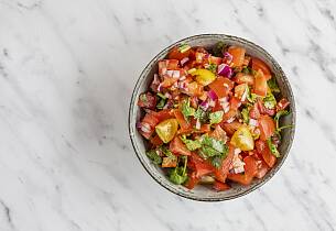 Chilensk tomat og løksalat ensalada chilena