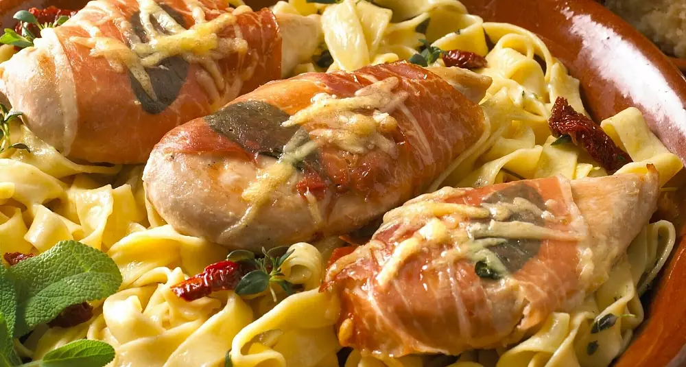 Kyllingfilet med parmaskinke, parmesan og salvie