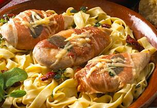 Frisk salvie gir en smak til kyllingfileten du ikke vil være foruten