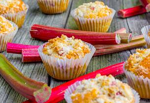 Muffins med rabarbra og crumble