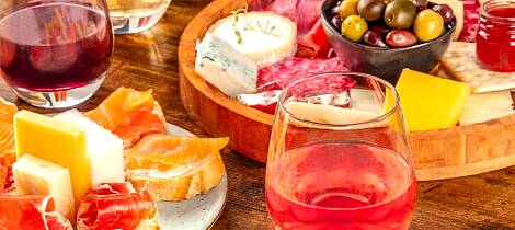 Slik velger du det beste drikkefølget til  koldtbordet