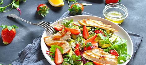 Når du serverer kyllingfileten som en kyllingsalat med avocado, jordbær og en frisk myntedressing, blir sommerstemningen stor