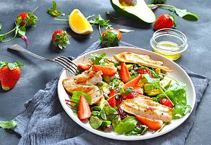 Sommerlig kyllingsalat med avocado, jordbær og myntedressing