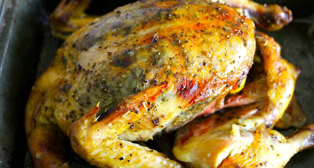 Når du legger masse urter under skinnet på kyllingen, får du en helt annen smaksopplevelse