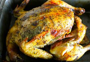 Når du legger masse urter under skinnet på kyllingen, får du en helt annen smaksopplevelse