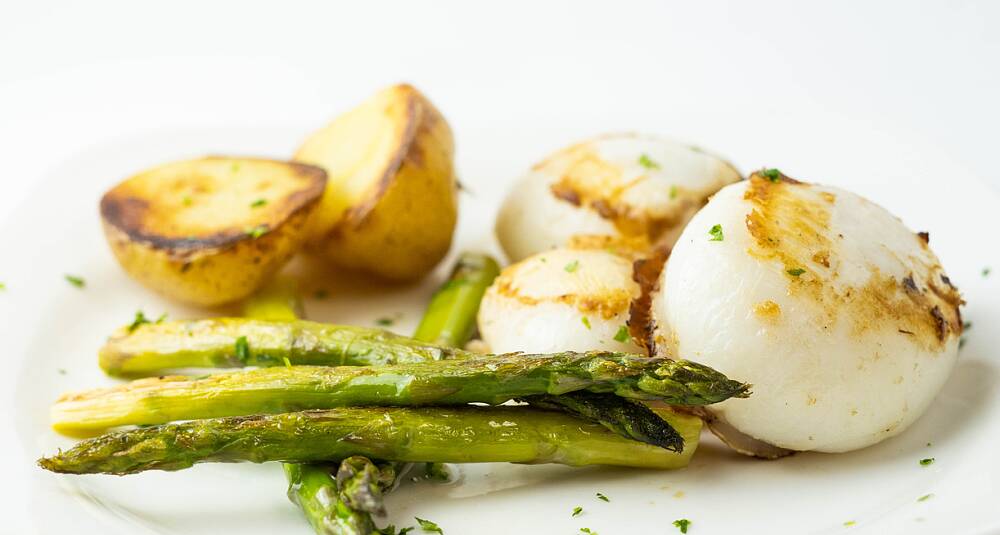 Grillede asparges og Rattepoteter med kandiserte tomater og tomatolje