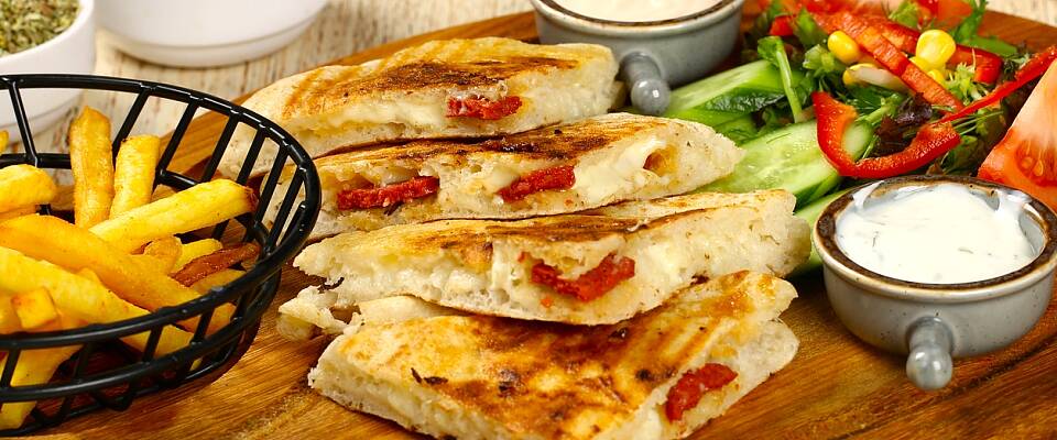 Når du lager toast med pitabrød og middelhavsinspirert tilbehør, blir det både et mettende og velsmakende måltid