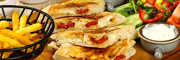 Når du lager toast med pitabrød og middelhavsinspirert tilbehør, blir det både et mettende og velsmakende måltid