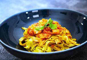 Å kombinere pasta med kylling og reker er noe vi har lært gjennom vår fascinasjon for de ulike typer asiatiske kjøkken