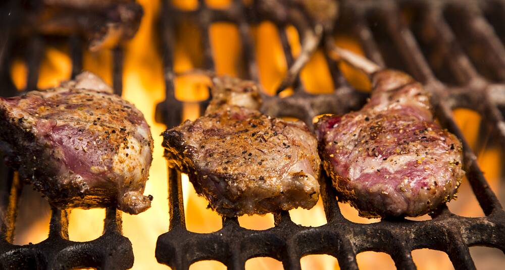 Lammekoteletter frå grillen smaker ekstra godt med blåmuggostdressing Lammekoteletter frå grillen smaker ekstra godt med blåmuggostdressing