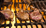 Lammekoteletter frå grillen smaker ekstra godt med blåmuggostdressing