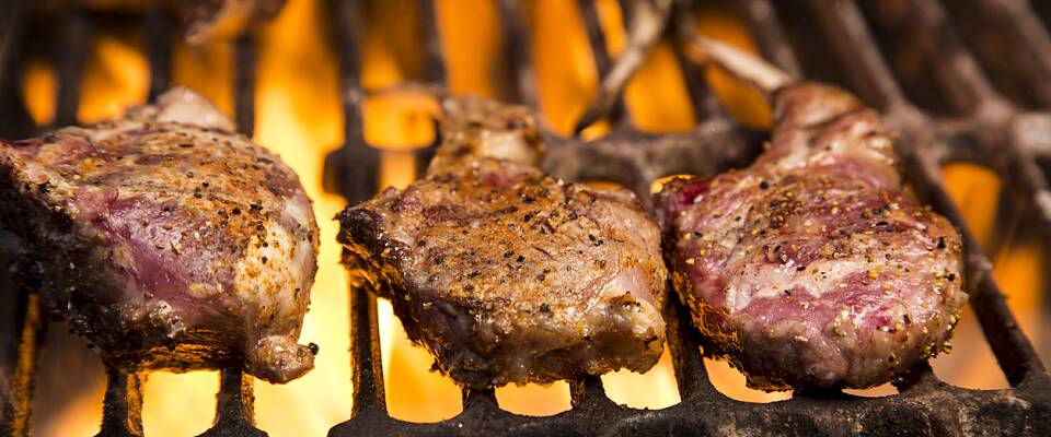 Lammekoteletter frå grillen smaker ekstra godt med blåmuggostdressing