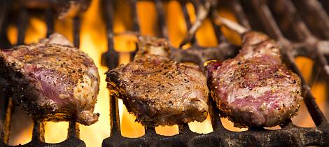 Lammekoteletter frå grillen smaker ekstra godt med blåmuggostdressing