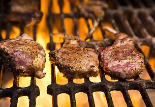Lammekoteletter frå grillen smaker ekstra godt med blåmuggostdressing