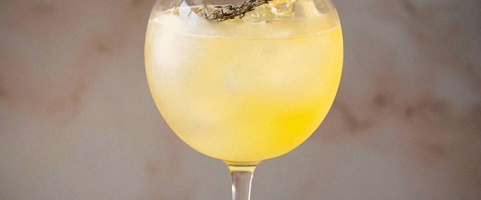 Cognac, sitrus, urter og bobler skaper en sommerlig drink med ekstra dybde