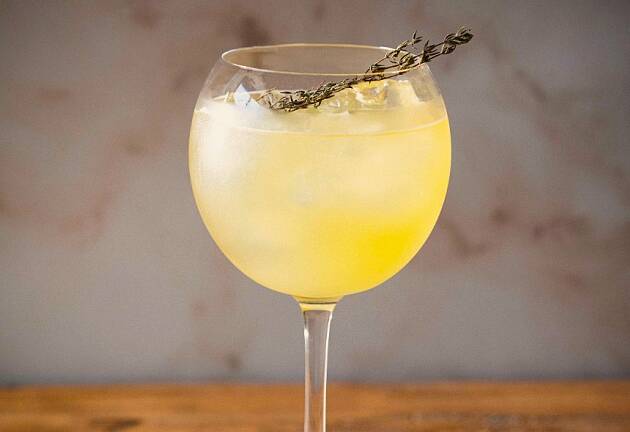 Cognac, sitrus, urter og bobler skaper en sommerlig drink med ekstra dybde