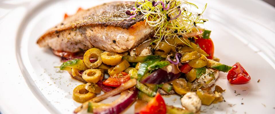 Legg kveite på grillen og server den med middelhavsinspirert tilbehør