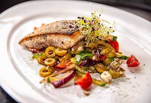 Legg kveite på grillen og server den med middelhavsinspirert tilbehør