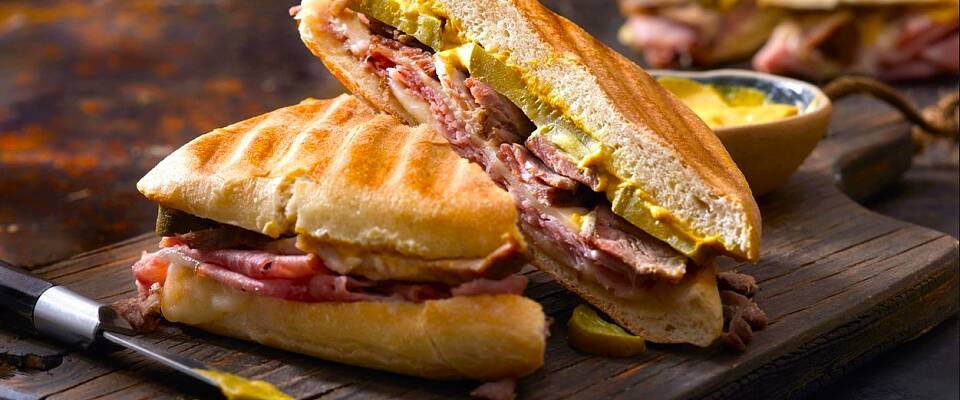 Sandwich, skinke og avocado blir til et mettende måltid