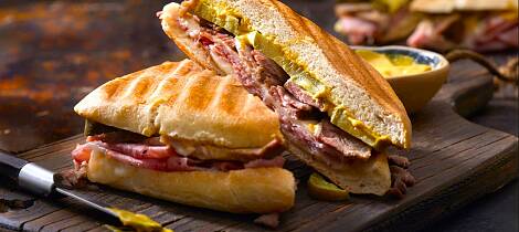 Sandwich, skinke og avocado blir til et mettende måltid