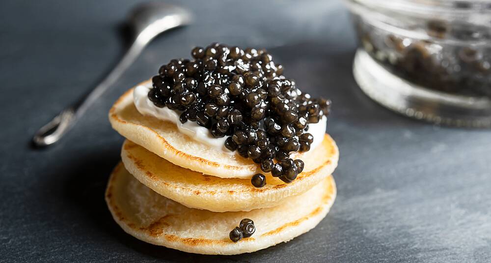 Blinis med sort kaviar og rømme