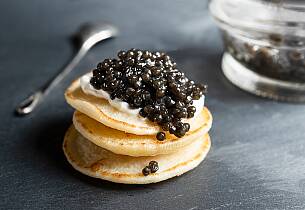 Blinis med sort kaviar og rømme