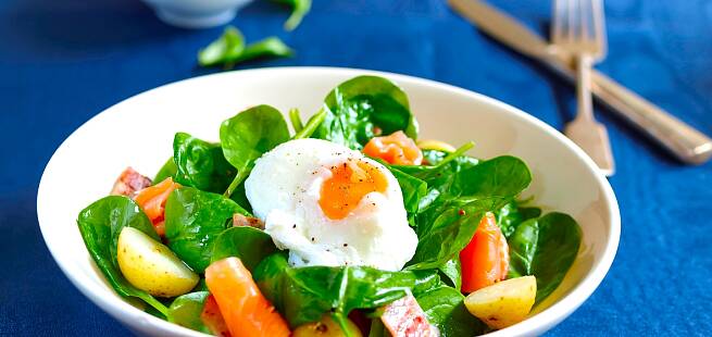 Salat med røkelaks, mandelpoteter, blåskjell og posjert egg