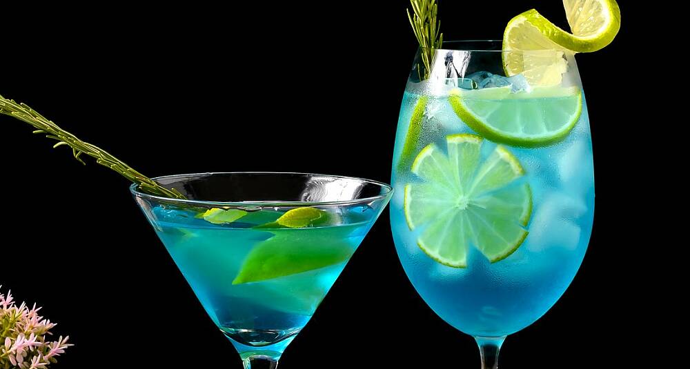 Med denne blå drinken kan du drømme deg bort til tropiske strender