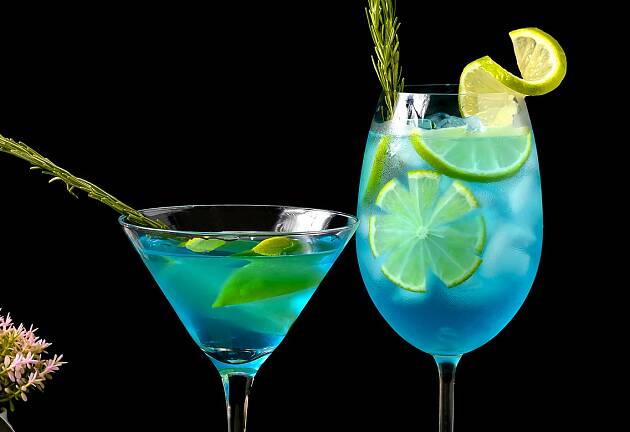 Med denne blå drinken kan du drømme deg bort til tropiske strender