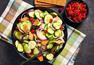 En agurksalat som denne er perfekt til fisk eller kjøtt, men kan nytes som den er