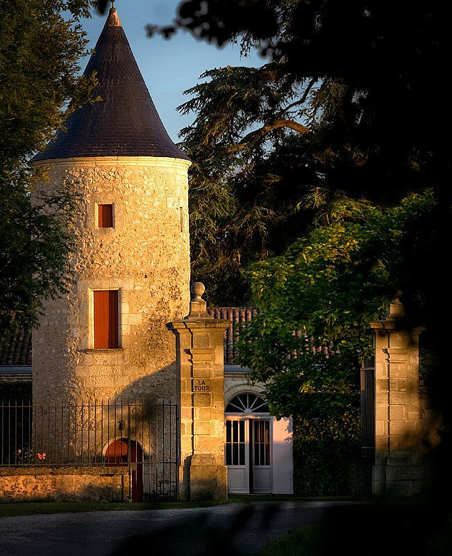 Det lille tårnet La-Tour kjennetegner eiendommen til Latour-Martillac
