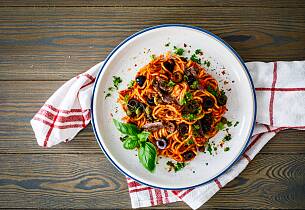 Spaghetti med ansjos og oliven
