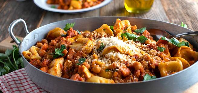 Fylt pasta med kikerter og tomatsaus