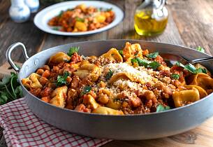 Fylt pasta med kikerter og tomatsaus