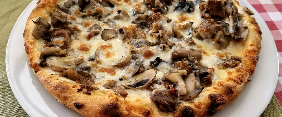 Piff opp pizzaen med lammekjøtt - gjerne rester fra tidligere i uka