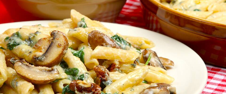 Den klassiske pastaretten florentine med ostesaus og spinat trenger bare det