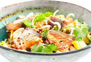 En wokrett med ishavsrøye, lime og koriander er både karaktersterk og sunn