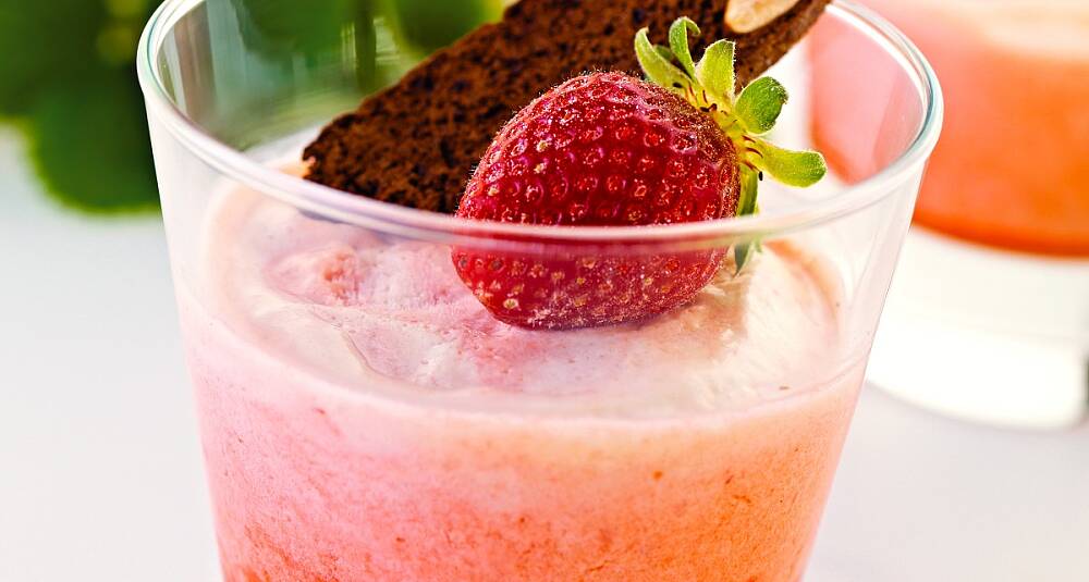 Jordbær- og vaniljesemifreddo med biscotti er deilig i sommervarmen