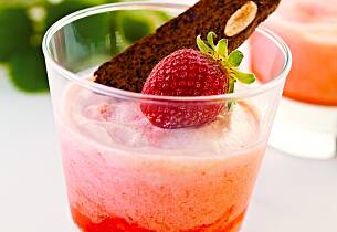 Jordbær- og vaniljesemifreddo med biscotti er deilig i sommervarmen