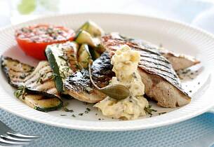 Grillet makrell med squash og tomat