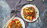 Lag en wok inspirert av Japan med marinert kylling og bokhvetenudler