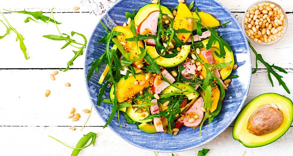 Avokadosalat med røkt skinke, mango og pinjekjerner