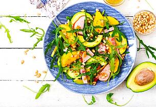 I dag lager vi en sommerlig og lett salat med avocado, mango og røkt skinke